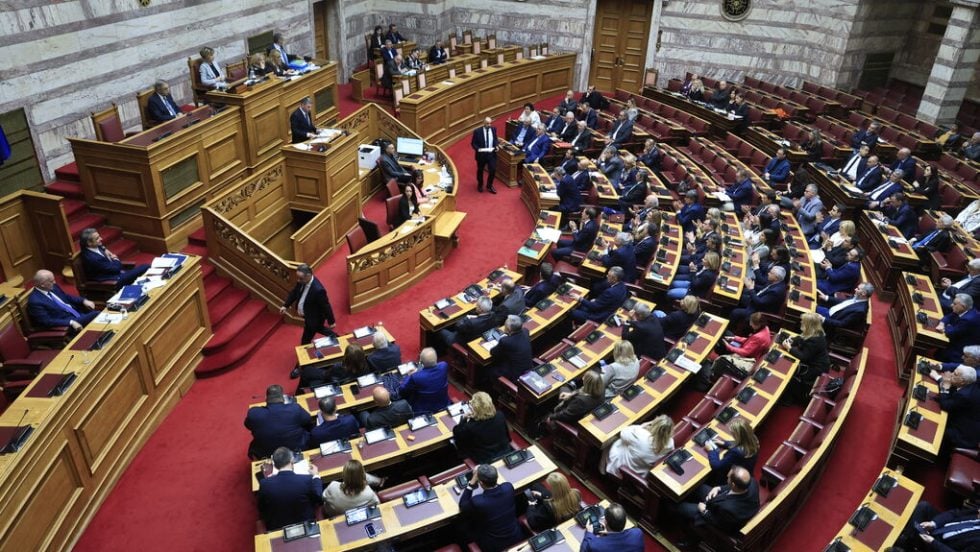 Αλλεπάλληλες συγκρούσεις για τα «γαλάζια» σκάνδαλα στη Βουλή